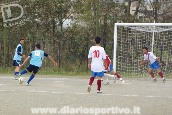 Dessì si coordina per calciare